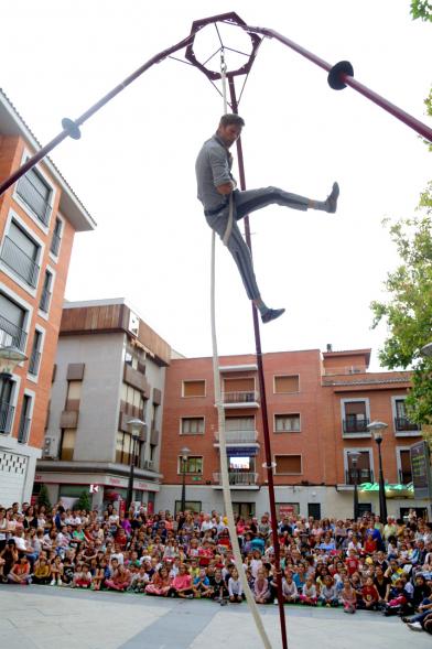 Artista realizando una figura acrobática. 