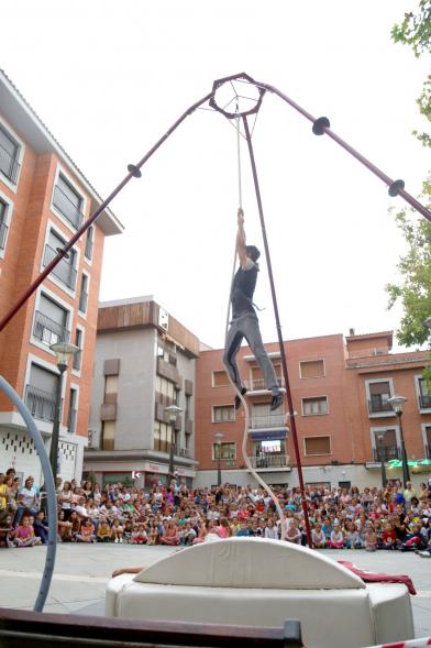 Circo. Espectáculo de acrobacia. 