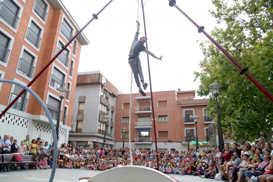 Figura acrobática en la Plaza del Pueblo. 