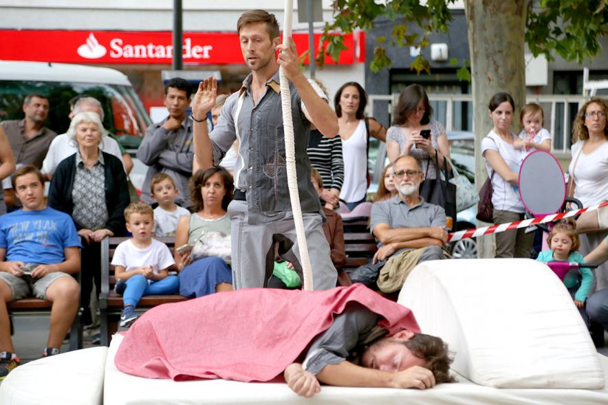 Espectáculo de acrobacia  en la Plaza del Pueblo .