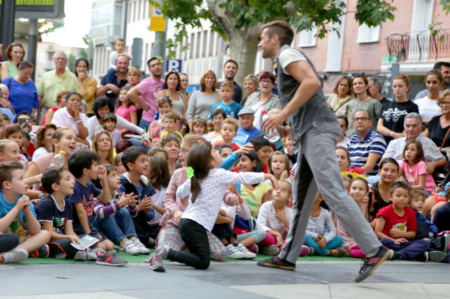 Artista interactuando con los niños asistentes. 