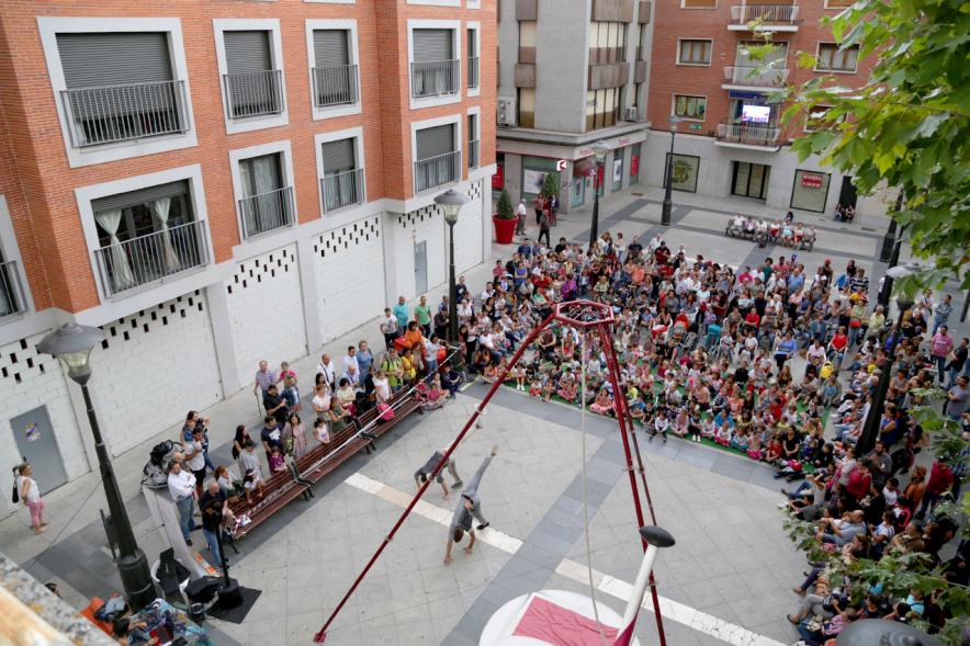 Vista aérea del espectáculo y publico asistente. 