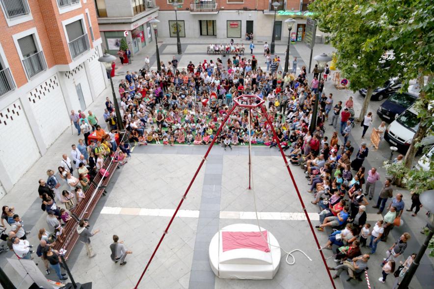 Visión aérea del espectáculo y el publico. 