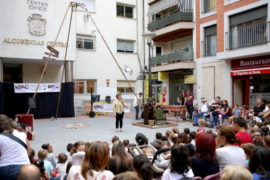 Concejala presentando el evento. Festival de Circo en la Calle MADN - Voluta Circo -2019