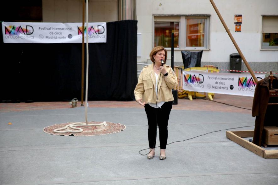 Concejala presentando el evento. Festival de Circo en la Calle MADN - Voluta Circo -2019