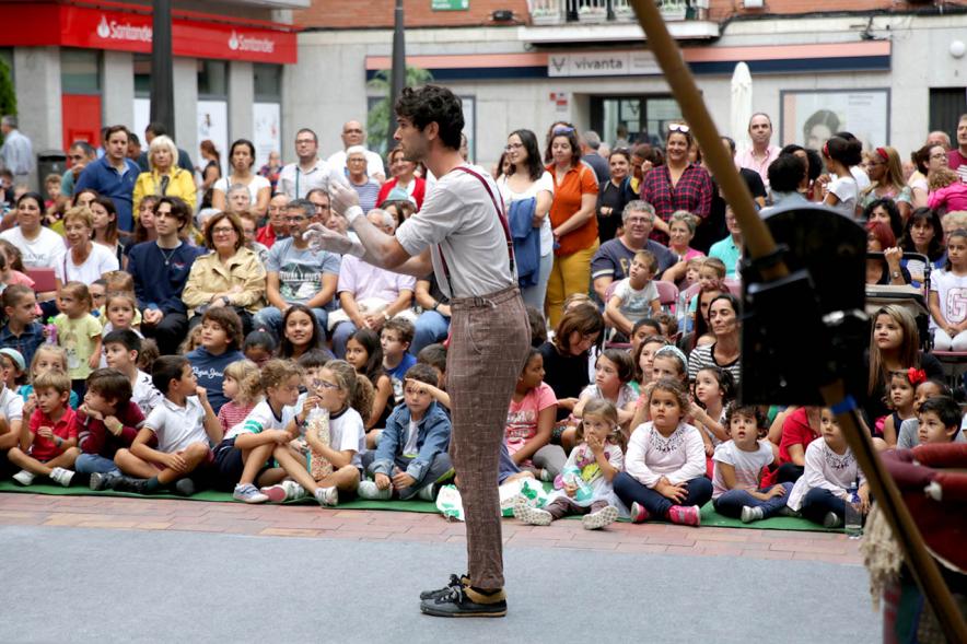 Acróbata. Festival de Circo en la Calle MADN - Voluta Circo.