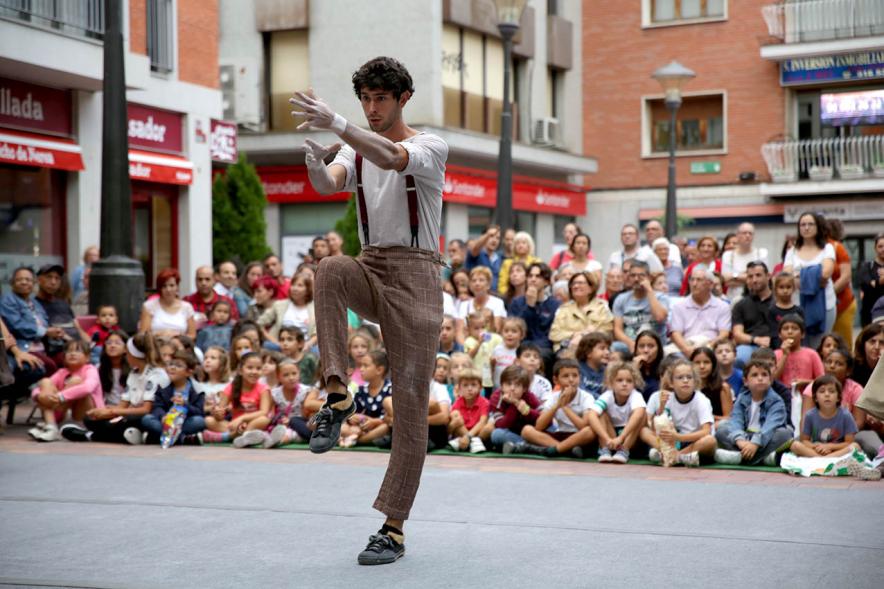 Acróbata. Festival de Circo en la Calle MADN - Voluta Circo.