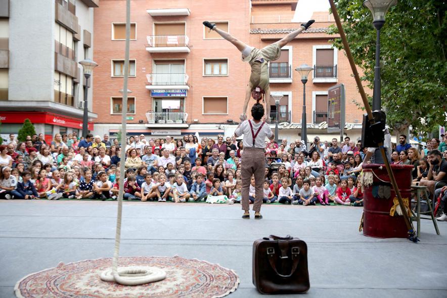 Acróbatas. Festival de Circo en la Calle MADN - Voluta Circo .