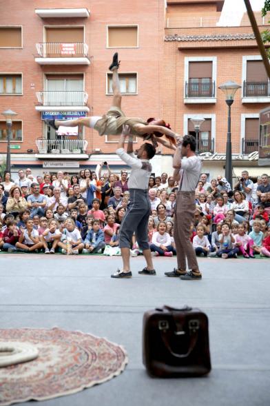 Acróbatas. Festival de Circo en la Calle MADN - Voluta Circo 