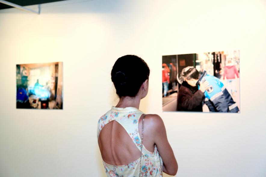 Inauguración de la Exposición "Ciudadanos de Uniforme" - Persona asistente a la exposición.