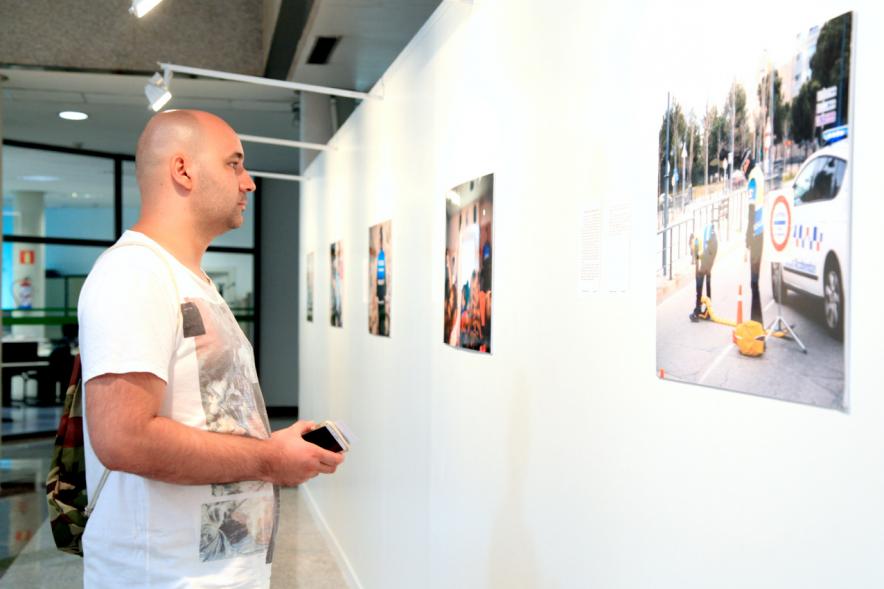 Inauguración de la Exposición "Ciudadanos de Uniforme" - Persona asistente a la exposición.