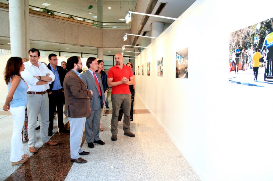 Inauguración de la Exposición "Ciudadanos de Uniforme" - El alcalde García de Vinuesa en la exposición junto a otras personas.