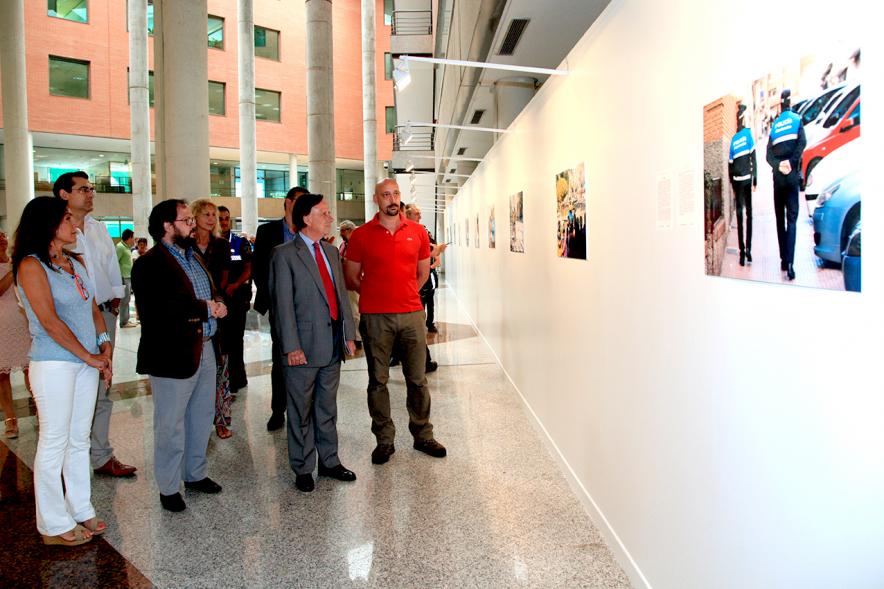 Inauguración de la Exposición "Ciudadanos de Uniforme" - El alcalde García de Vinuesa en la exposición junto a otras personas.
