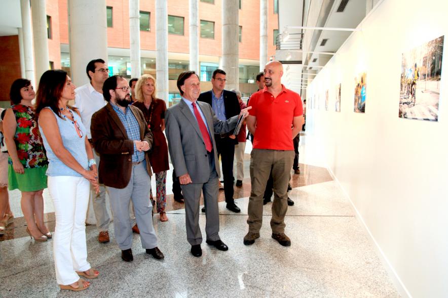 Inauguración de la Exposición "Ciudadanos de Uniforme" - El alcalde García de Vinuesa en la exposición junto a otras personas.