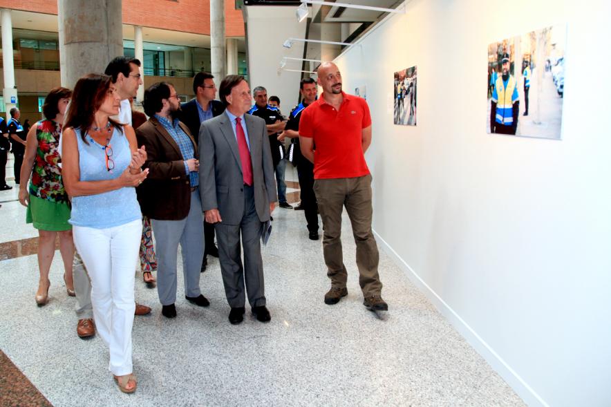 Inauguración de la Exposición "Ciudadanos de Uniforme" - El alcalde García de Vinuesa en la exposición junto a otras personas.