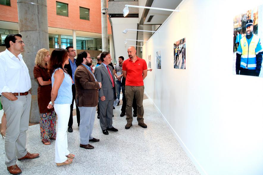 Inauguración de la Exposición "Ciudadanos de Uniforme" - El alcalde García de Vinuesa en la exposición junto a otras personas.