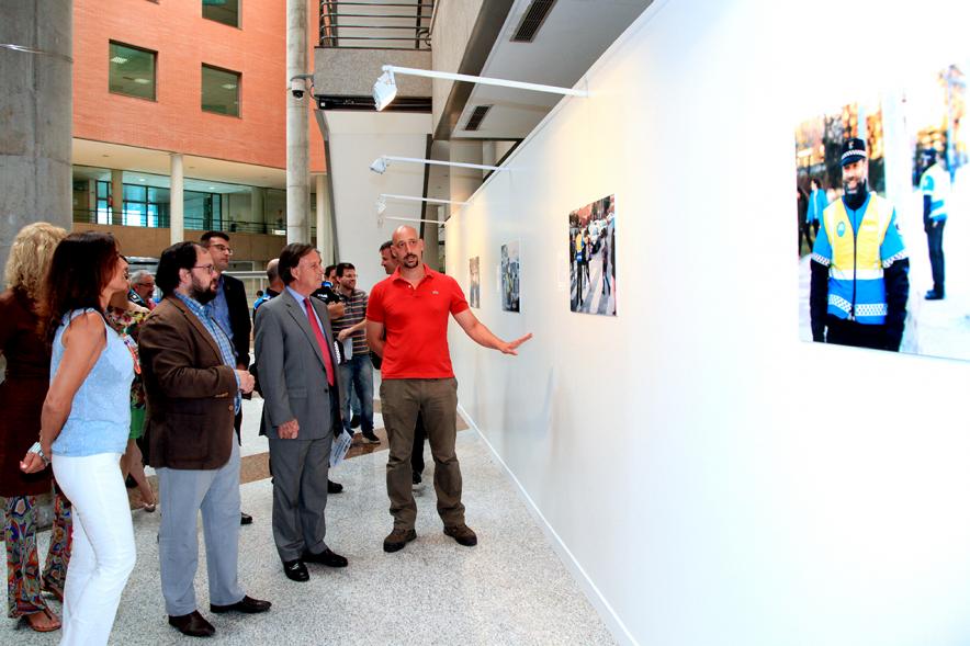 Inauguración de la Exposición "Ciudadanos de Uniforme" - El alcalde García de Vinuesa en la exposición junto a otras personas.