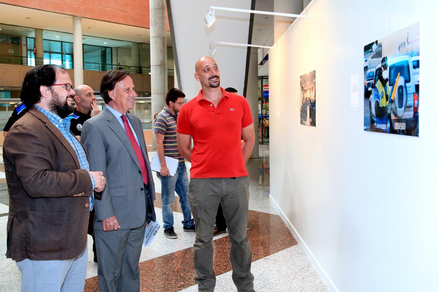 Inauguración de la Exposición "Ciudadanos de Uniforme" - El alcalde García de Vinuesa en la exposición junto a otras personas.
