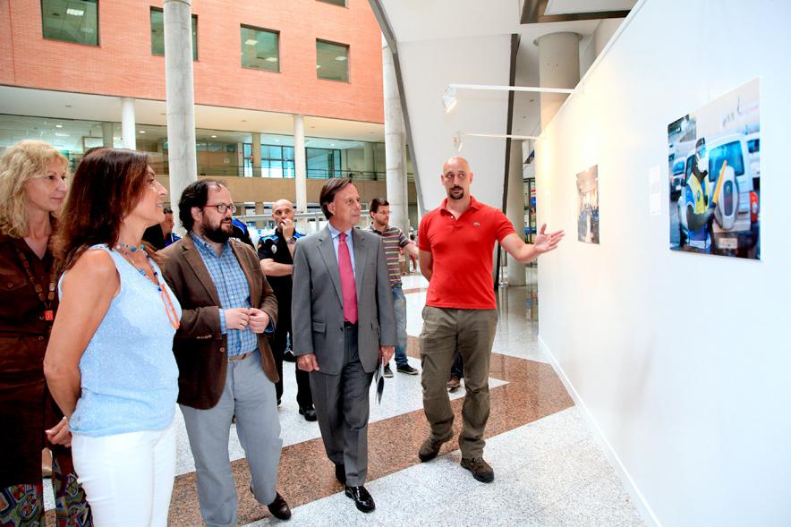 Inauguración de la Exposición "Ciudadanos de Uniforme" - El alcalde García de Vinuesa en la exposición junto a otras personas.