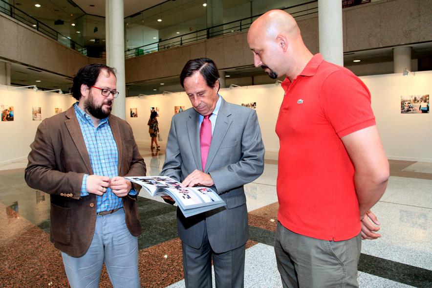 Inauguración de la Exposición "Ciudadanos de Uniforme" - El alcalde García de Vinuesa en la exposición junto a otras personas.