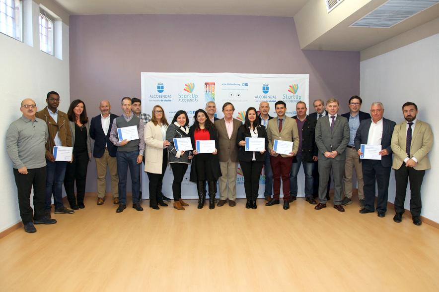 Clausura del Curso de Ventas para Mayores de 45 Años - Posado de todos los participantes junto al alcalde García de Vinuesa y Agustín Martin, concejal. 