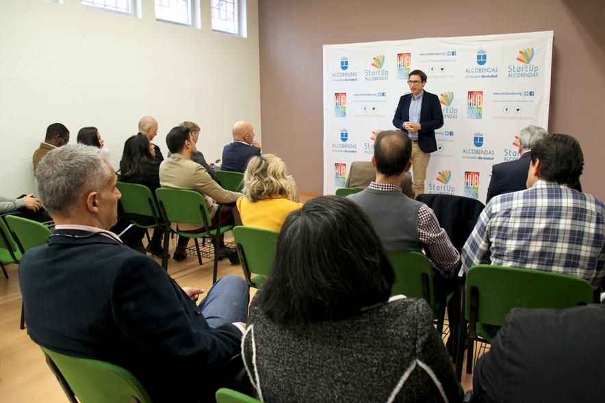 Clausura del Curso de Ventas para Mayores de 45 Años - El concejal Agustín Martín dirige unas palabras a los asistentes al curso. 