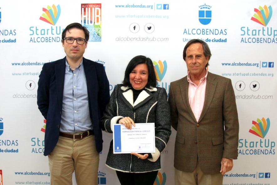 Clausura del Curso de Ventas para Mayores de 45 Años -Imagen de una  diplomada junto  al alcalde García de Vinuesa y el concejal Agustín Martin.