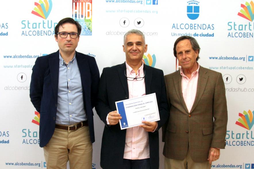 Clausura del Curso de Ventas para Mayores de 45 Años -Imagen de un  diplomado junto  al alcalde García de Vinuesa y el concejal Agustín Martin.