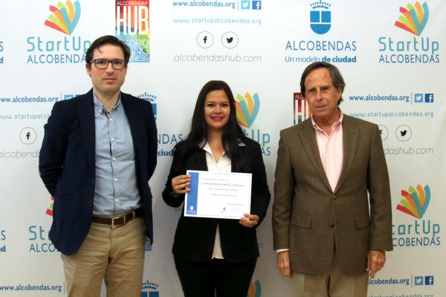 Clausura del Curso de Ventas para Mayores de 45 Años -Imagen de una  diplomada junto  al alcalde García de Vinuesa y el concejal Agustín Martin.