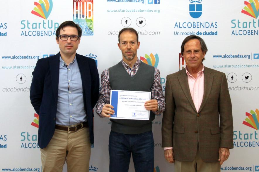 Clausura del Curso de Ventas para Mayores de 45 Años -  Imagen de un  diplomado junto  al alcalde García de Vinuesa y el concejal Agustín Martin.