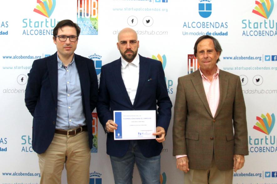Clausura del Curso de Ventas para Mayores de 45 Años - Imagen de un  diplomado junto  al alcalde García de Vinuesa y el concejal Agustín Martin.