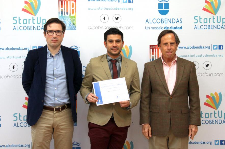 Clausura del Curso de Ventas para Mayores de 45 Años -Imagen de un  diplomado junto  al alcalde García de Vinuesa y el concejal Agustín Martin.