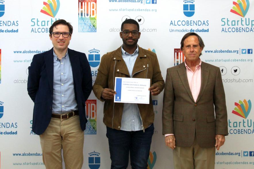 Clausura del Curso de Ventas para Mayores de 45 Años -Imagen de un  diplomado junto  al alcalde García de Vinuesa y el concejal Agustín Martin.