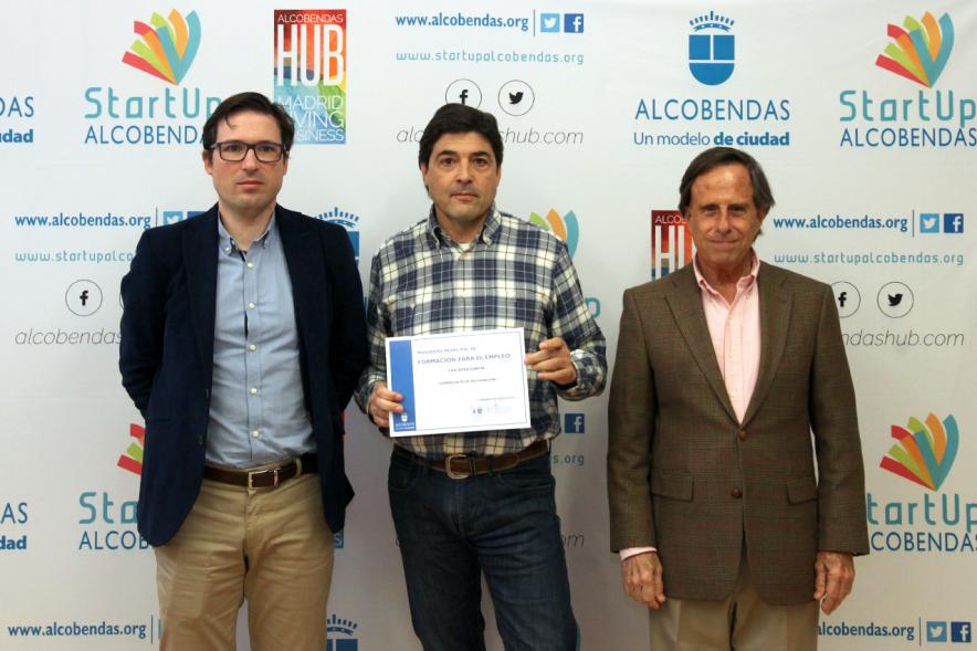 Clausura del Curso de Ventas para Mayores de 45 Años - Imagen de un  diplomado junto  al alcalde García de Vinuesa y el concejal Agustín Martin.