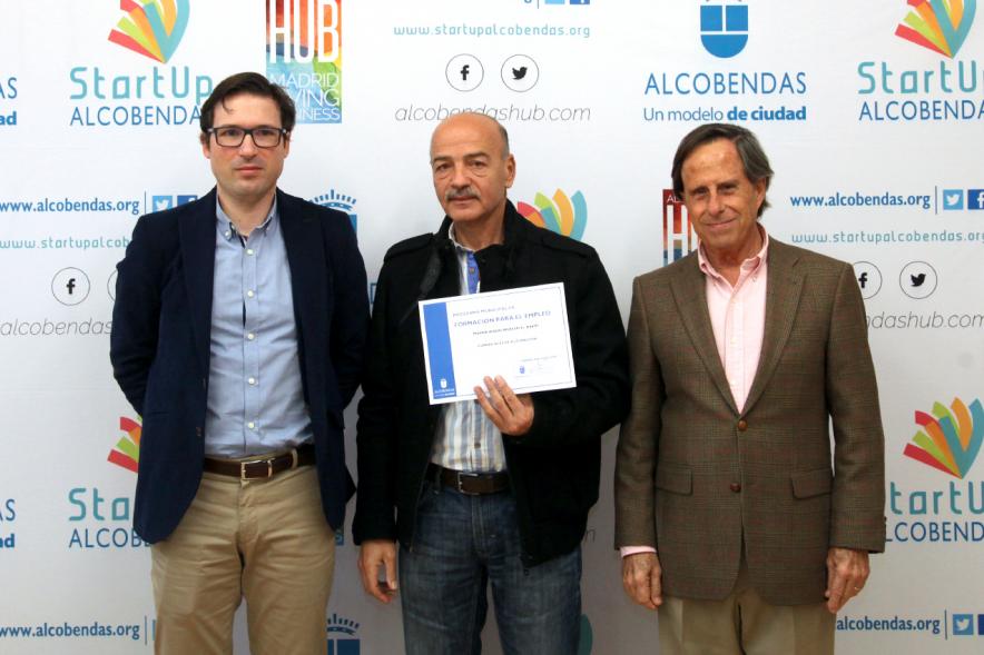 Clausura del Curso de Ventas para Mayores de 45 Años - Imagen de un  diplomado junto  al alcalde García de Vinuesa y el concejal Agustín Martin.  