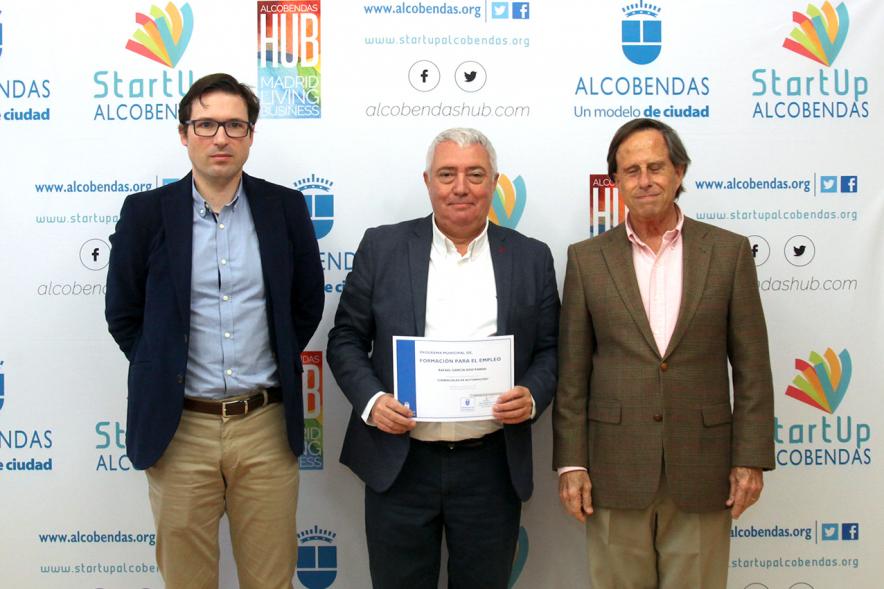 Clausura del Curso de Ventas para Mayores de 45 Años - Imagen de un  diplomado junto  al alcalde García de Vinuesa y el concejal Agustín Martin.