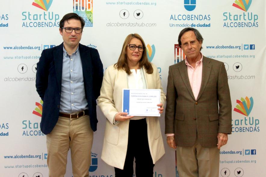 Clausura del Curso de Ventas para Mayores de 45 Años -Imagen de una  diplomada junto  al alcalde García de Vinuesa y el concejal Agustín Martin.