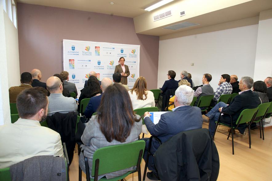 Clausura del Curso de Ventas para Mayores de 45 Años - Imagen del alcalde García de Vinuesa dirigiendo unas palabras a los asistentes al curso.