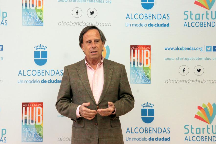 Clausura del Curso de Ventas para Mayores de 45 Años - Primer plano del alcalde García de Vinuesa.