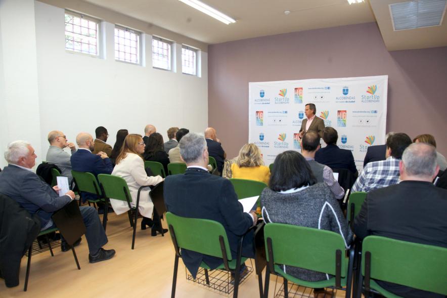 Clausura del Curso de Ventas para Mayores de 45 Años -  El alcalde García de Vinuesa dirige unas palabras a los asistentes al curso.