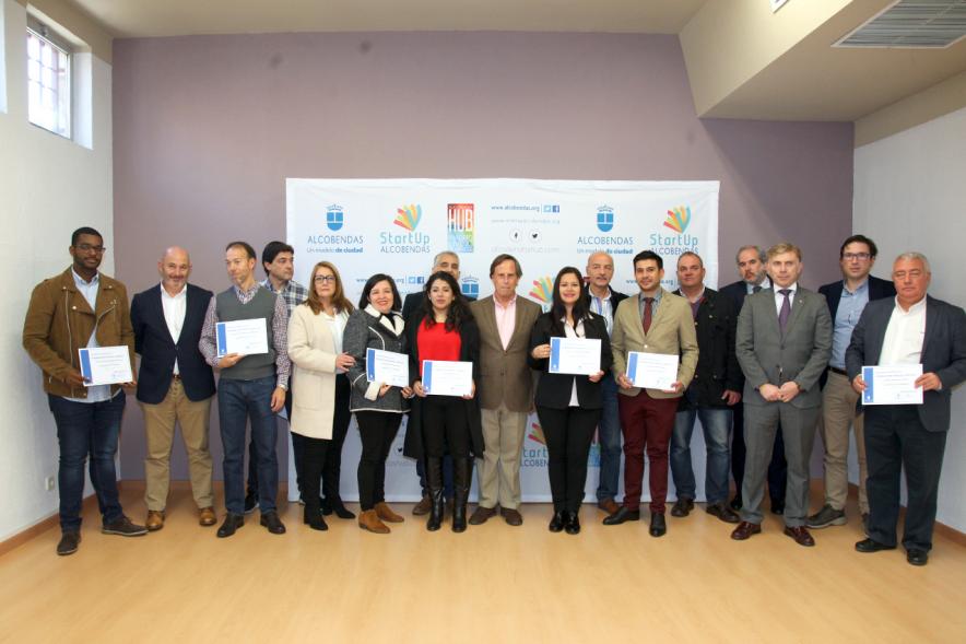 Clausura del Curso de Ventas para Mayores de 45 Años -  Posado de todos los participantes junto al alcalde García de Vinuesa y Agustín Martin, concejal. 