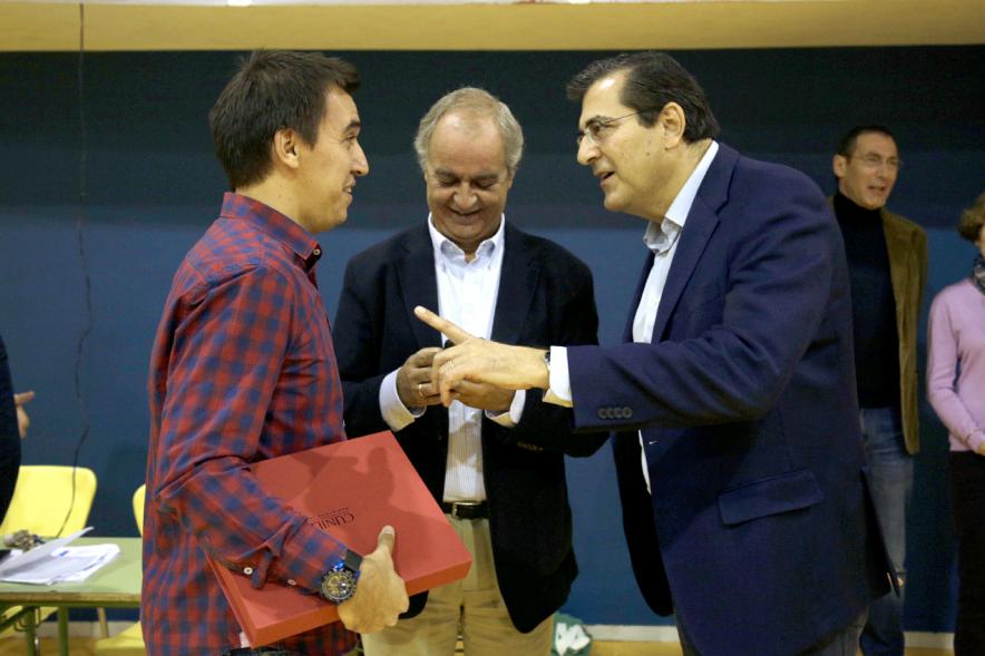 Representación municipal con un responsable del club