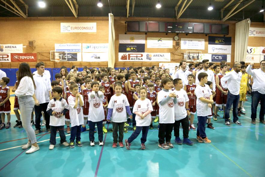 Los asistentes mas jóvenes durante el acto