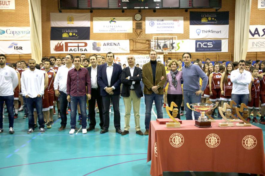 Miembros del consistorio con representantes del club