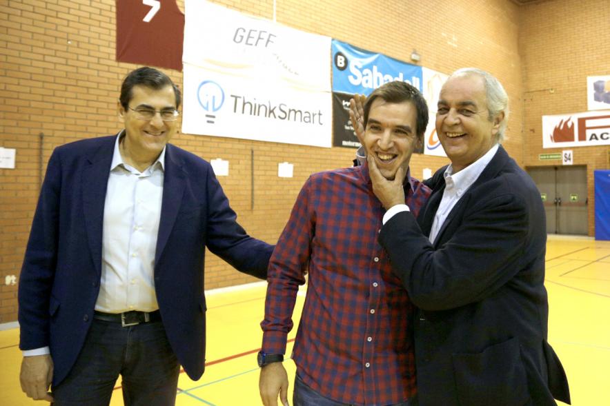Miembros del consistorio en actitud amistosa con un asistente
