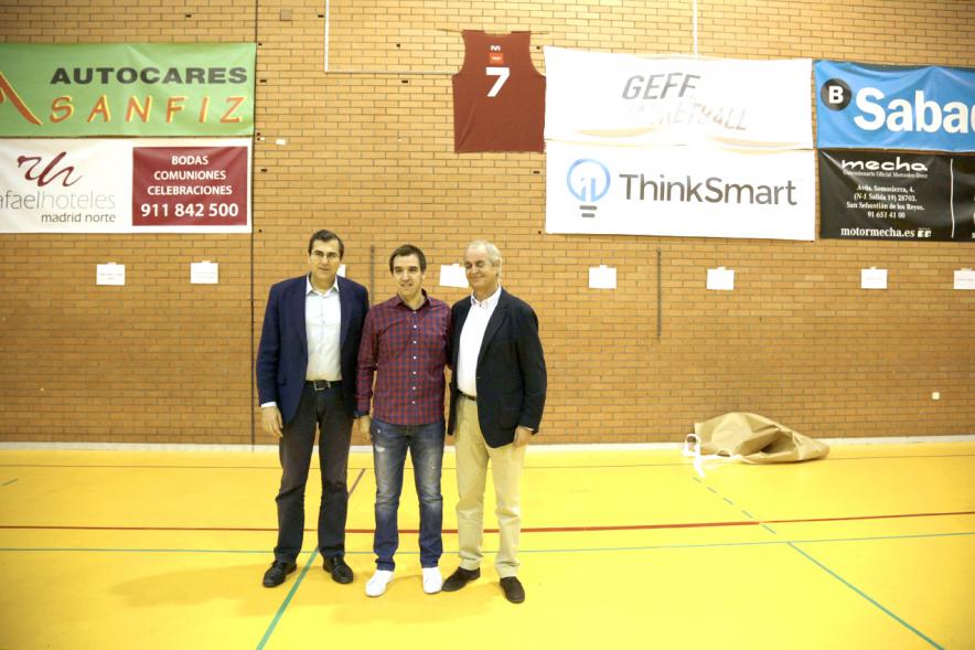 Posado con representantes municipales