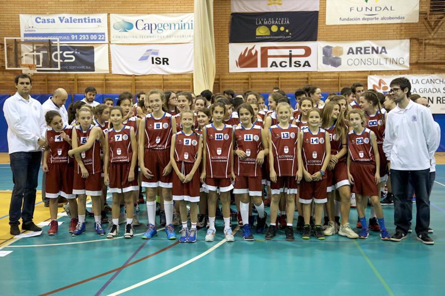 Jóvenes jugadoras posando juntas en pista