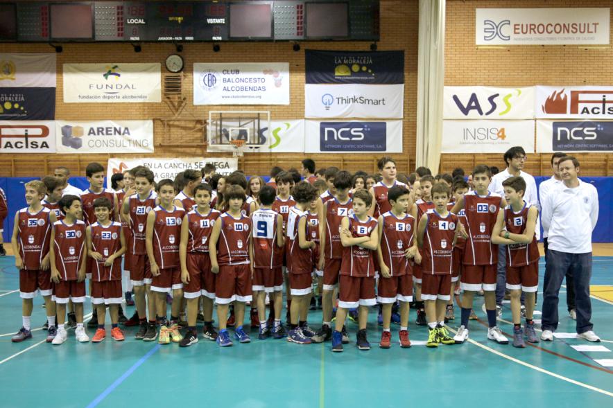 Categorías inferiores posando juntas en pista