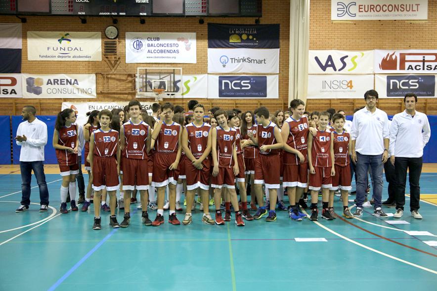 Jóvenes posando en pista