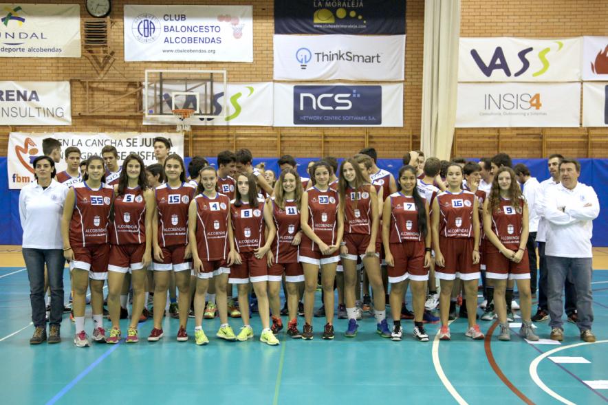 Jóvenes posan en la pista